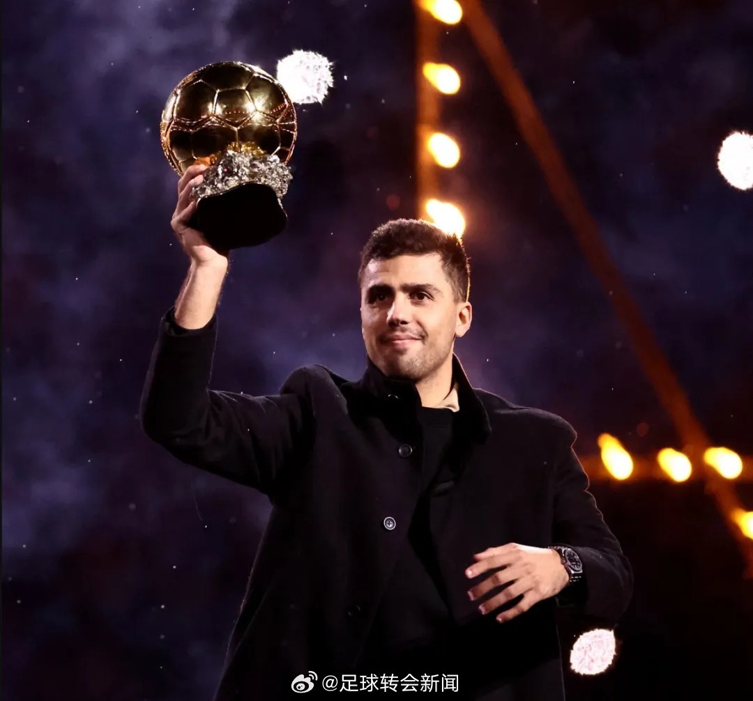 罗德里在接受Carrusel采访时表示，他不排除今夏离开曼城的可能性。这名中场说