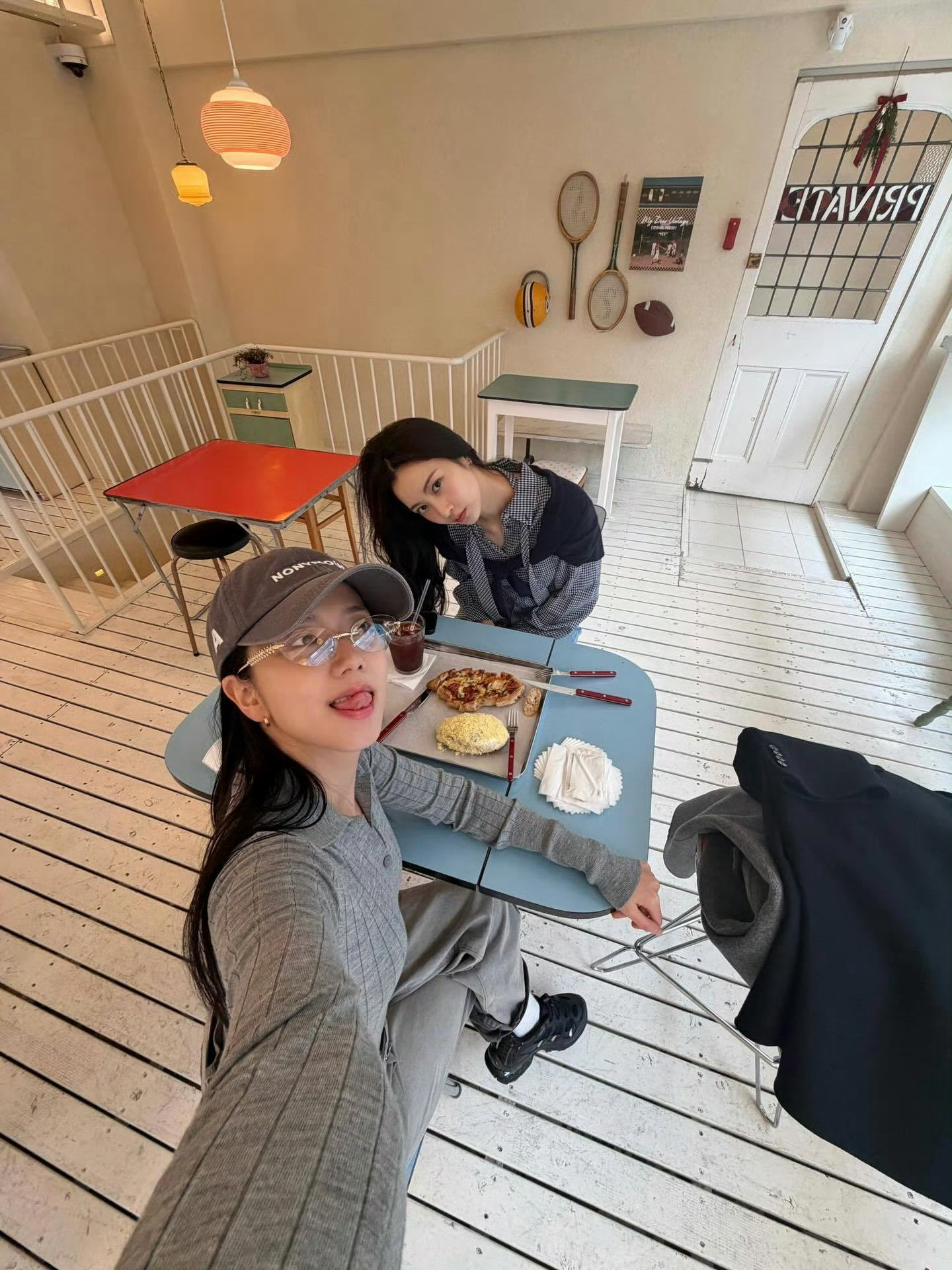 金智秀戴个眼镜自己还不搅景呢，快把人迷晕了🥵 