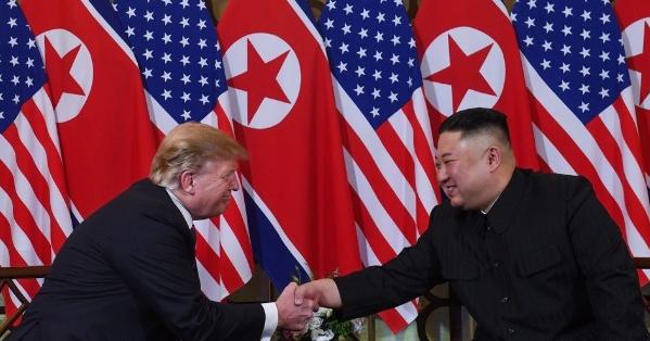 朝鲜领导人金正恩今天说：“如果美国尊重我国目前的地位，放弃对朝鲜的对抗政策……那