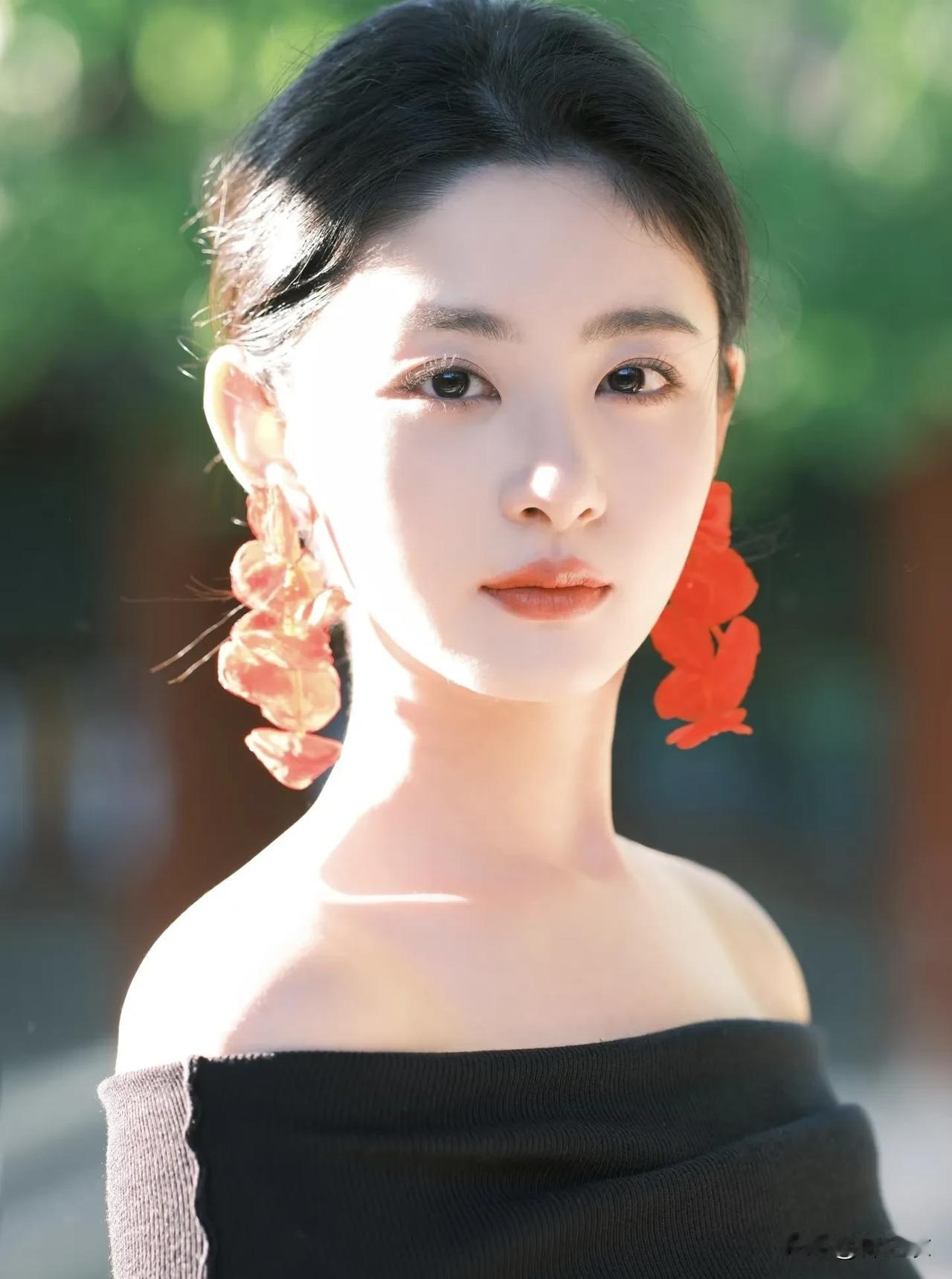 赵晴这个人其实很可以，因为她演技不差性格也稳，听话低调不作妖，演了很多风格的配角
