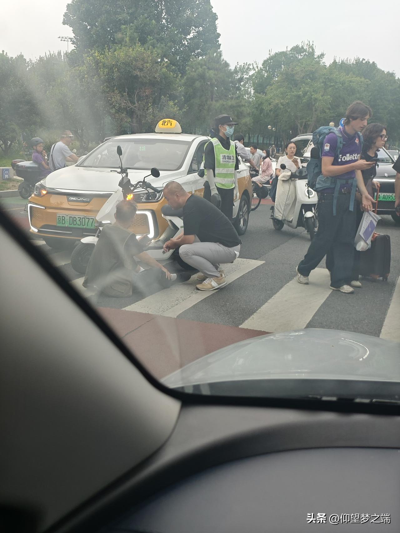 第一次在清华大学堵车成一条长龙[酷拽]装清华大学学生，出租车这次麻烦了