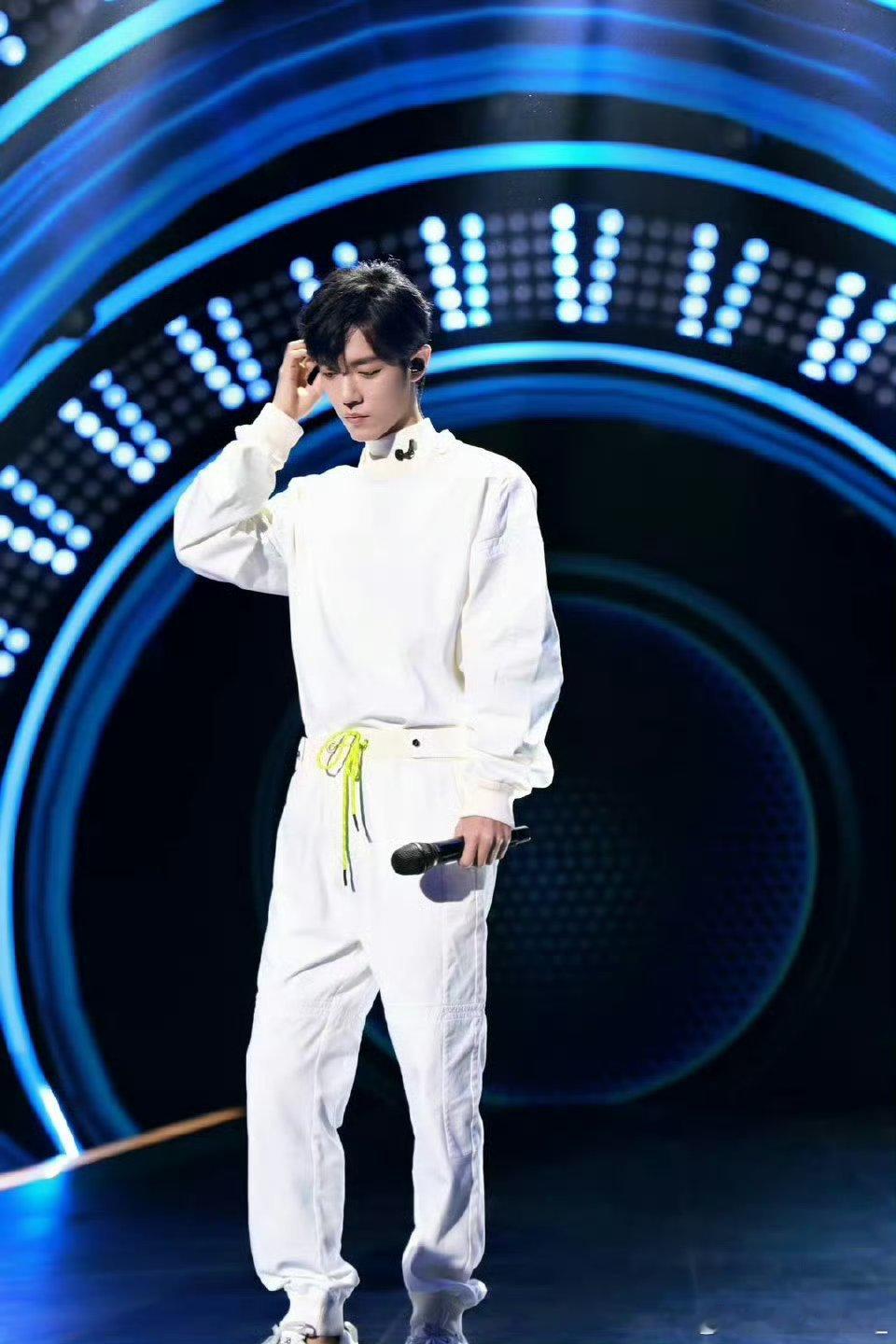 #肖战白色套装#哦！！这个侧脸真的好立体啊[打call][打call]，这个衣服