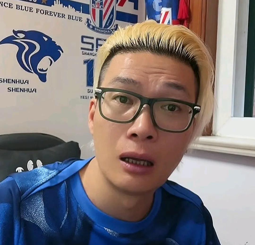 球迷陈老师认为，上海申花目前应该放低姿态打防守反击。
在上海申花遭遇联赛六轮不胜