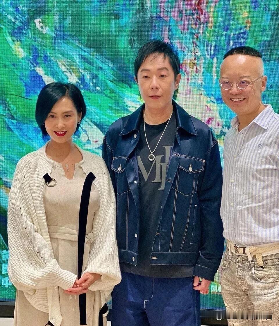 朱茵长得那么漂亮，老公却长相平平，他到底有什么特别有才华的地方吗？老公穿深色系的