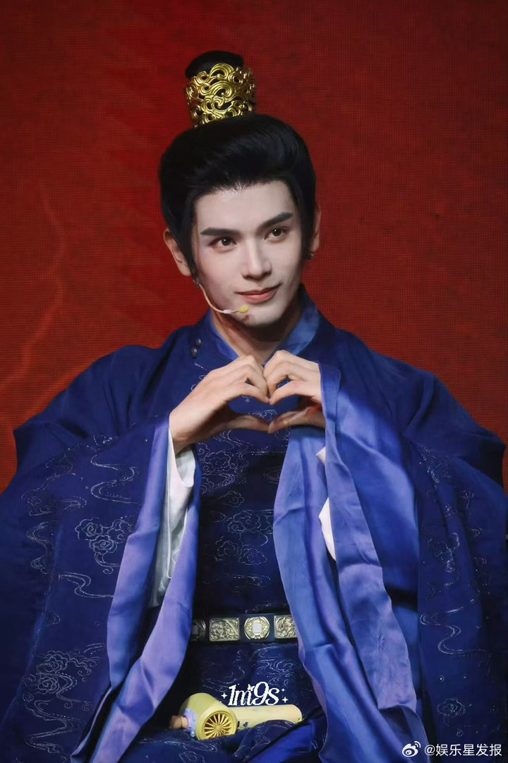 礼泰去韩国也得整杯冰美式 礼泰闪耀首尔中朝堂权谋再烧脑，也抵不过一杯冰美式解乏，