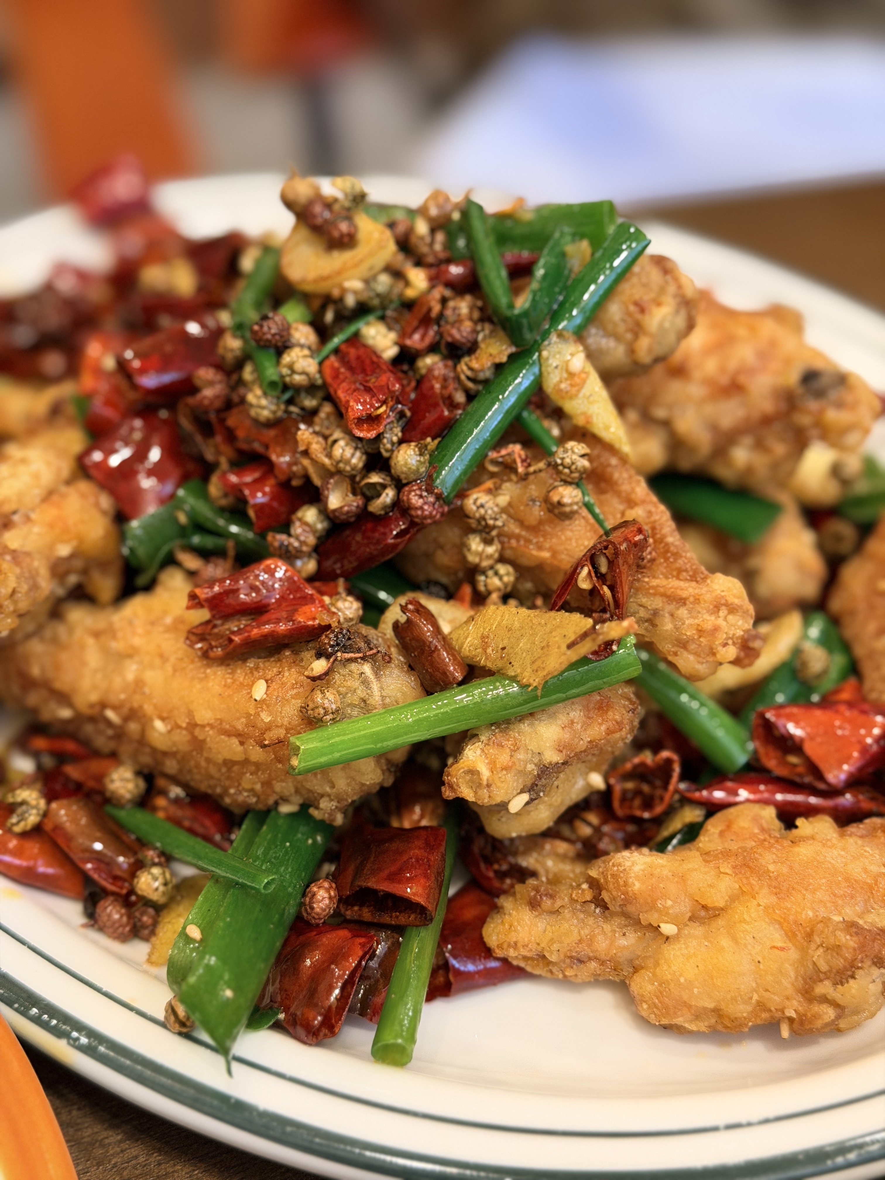 我怎么这么会选！找到一家很有特色的小店，叫豪饭。老板把自己和家人的形象做成IP，