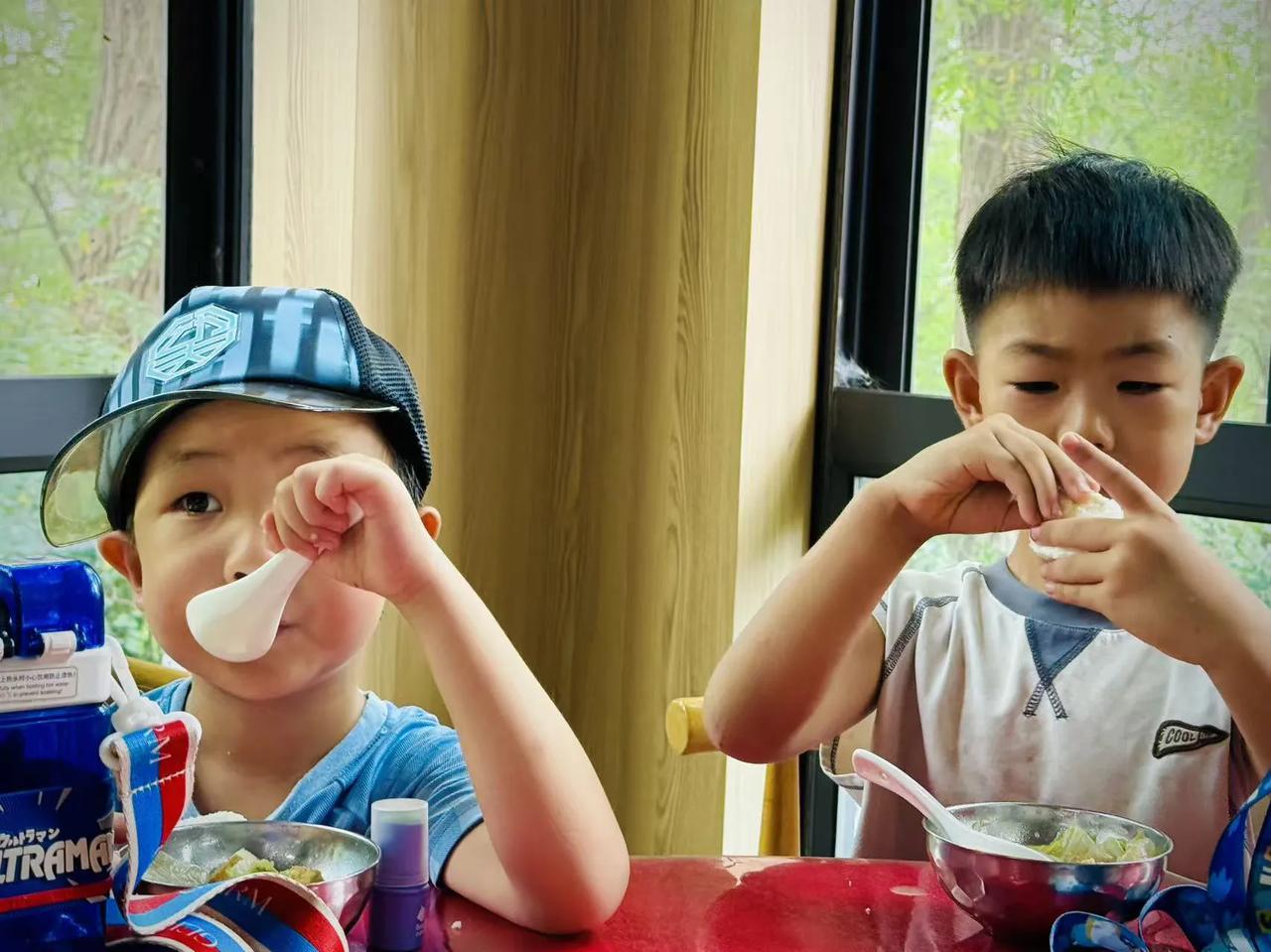 幼儿园的饭菜可香啦！每天厨房阿姨都会准备营养丰富的美食。软糯的米饭搭配鲜嫩的清蒸