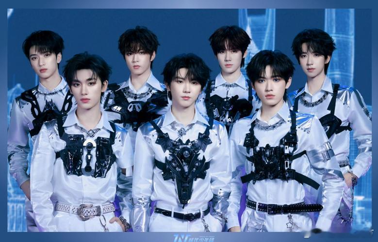 内娱第一款葫芦塑艺人时代少年团双11疯狂好六夜一直觉得葫芦娃有点年代感，没想到如