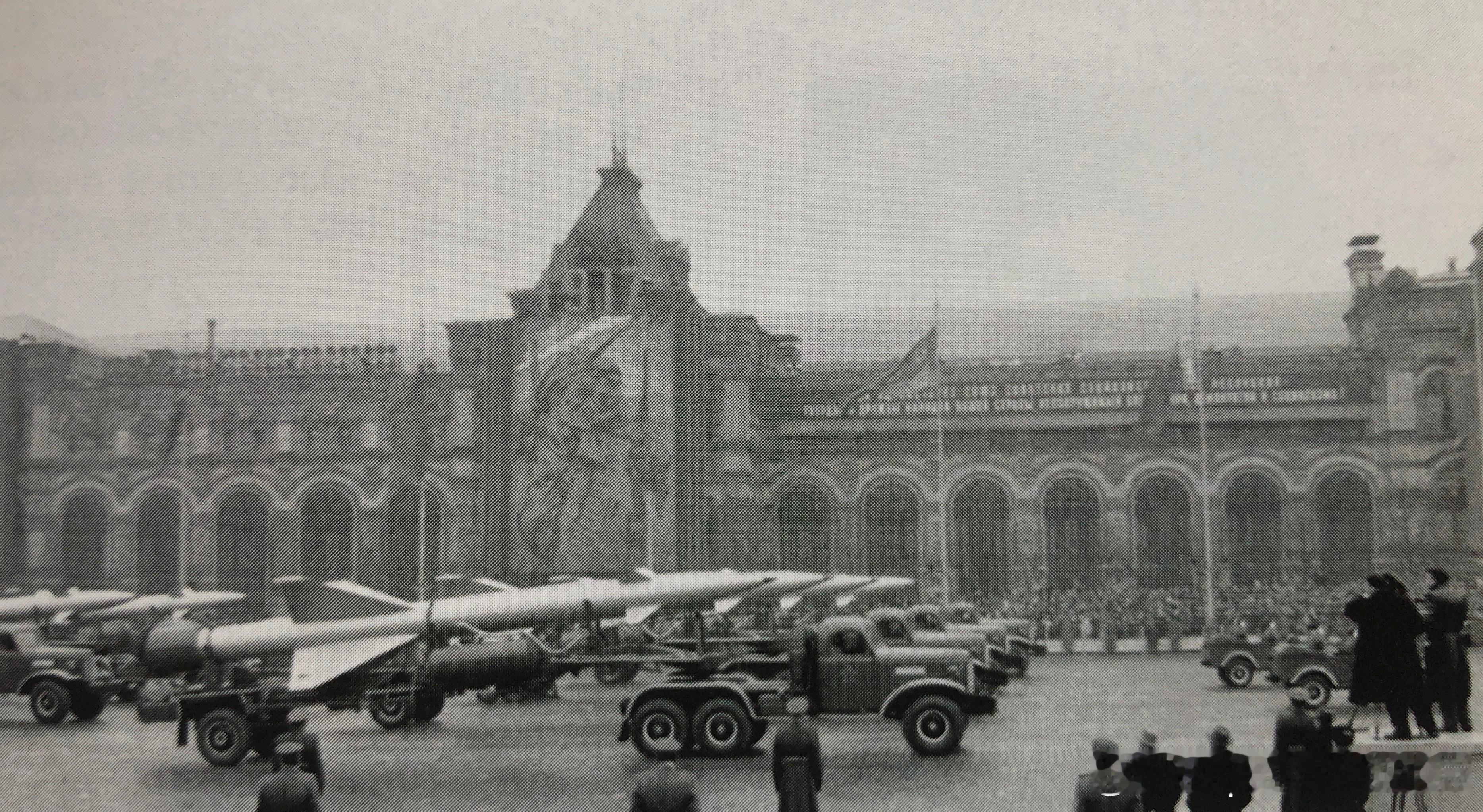 1960年11月7日红场阅兵中ЗиЛ-157В半挂车牵引的C-25防空导弹军事历
