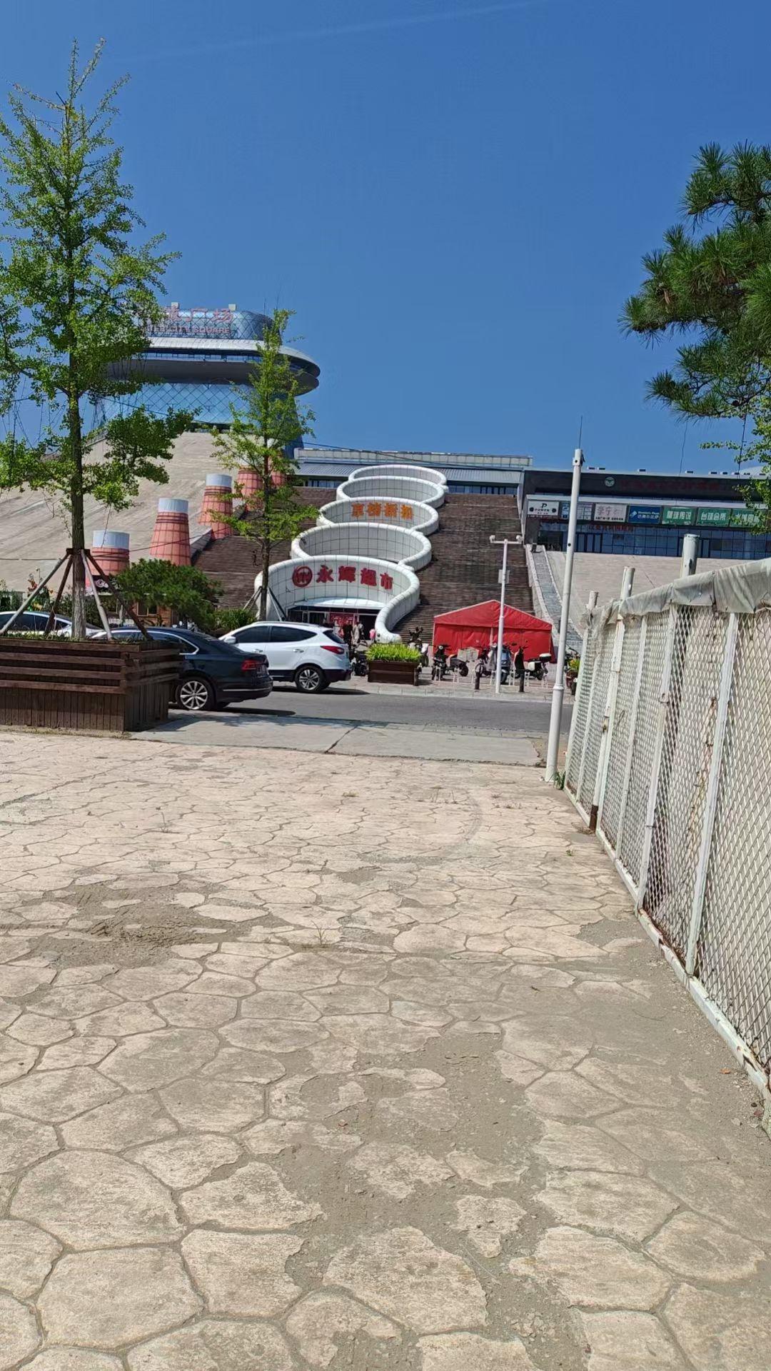 记得那会刚出学校门来北京的时候北京还特别的脏乱差，天桥上各种的摆摊的，街上各种的