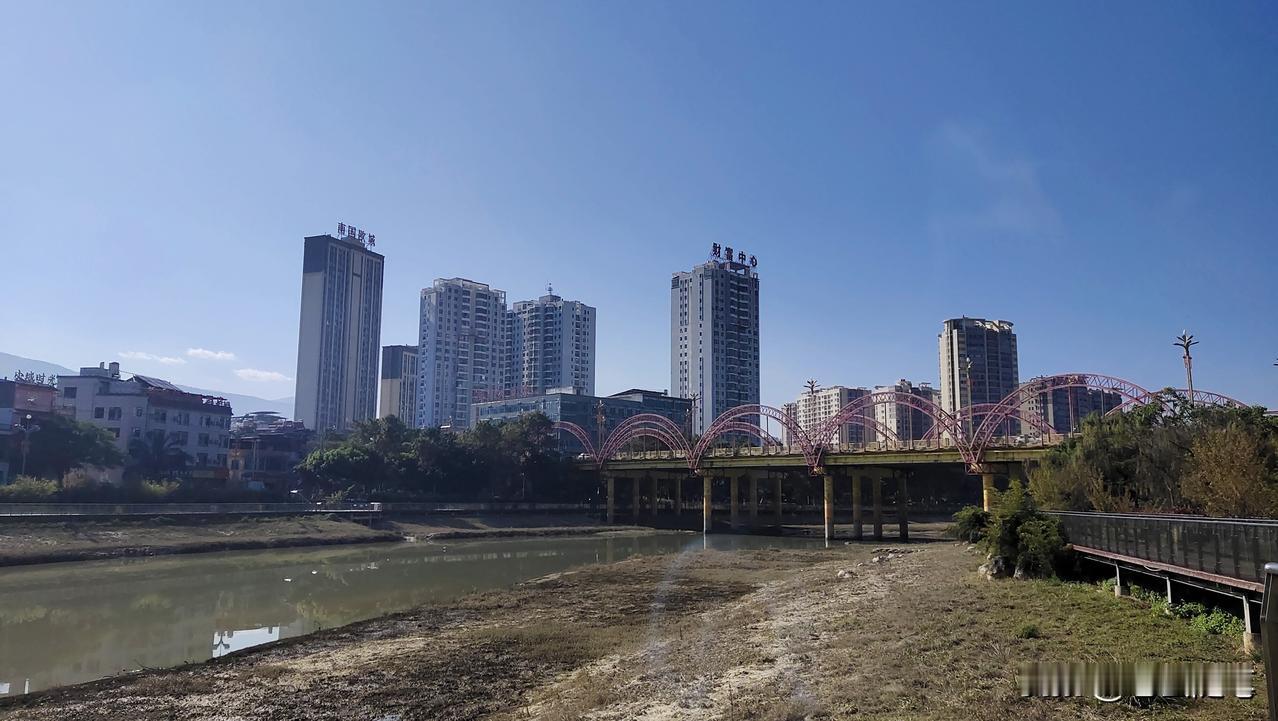 先说历史老师，女的，她不是书教得多好，而是她“XX事件最后以失败而告终”的口头禅