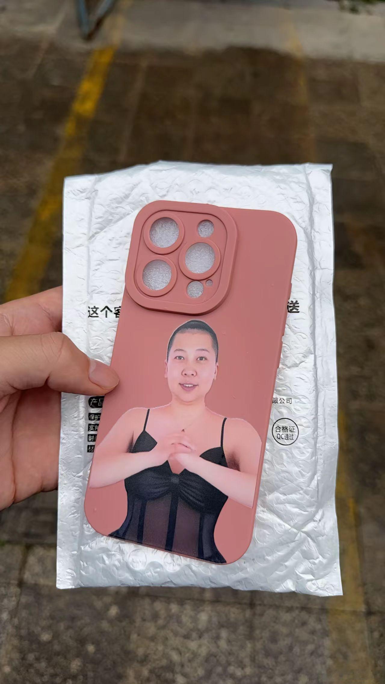 啊(・o・)我的眼睛，它不干净了[笑cry][笑cry][笑cry]这手机壳谁做