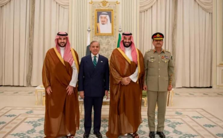 巴基斯坦跟沙特签了共同防御条约，承诺"谁打沙特就是打巴基斯坦"，结果伊朗真把沙特