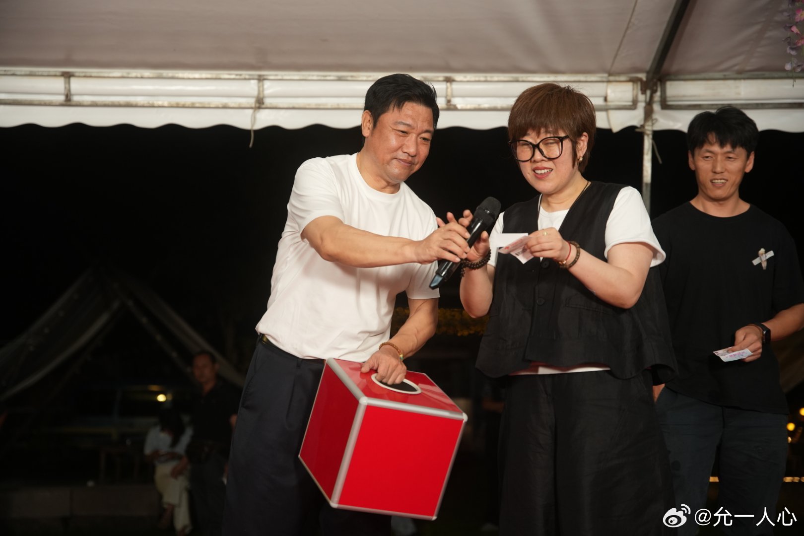 俞灏明成都掌勺白斩鸡实拍片场极具反差感的一幕，贾冰安排风味十足的东北大席，人形机