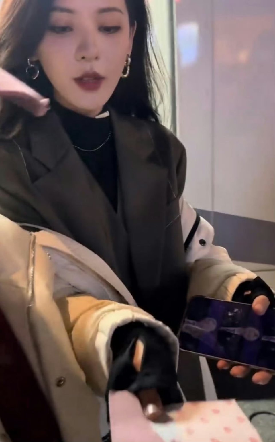 张予曦手机壁纸是李龙馥大美女的壁纸也是大美人 这很正常呀 ​​​