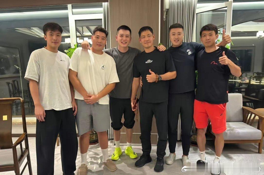 打完比赛一起聚会的小杨指导和张庆鹏教练 ​​​
