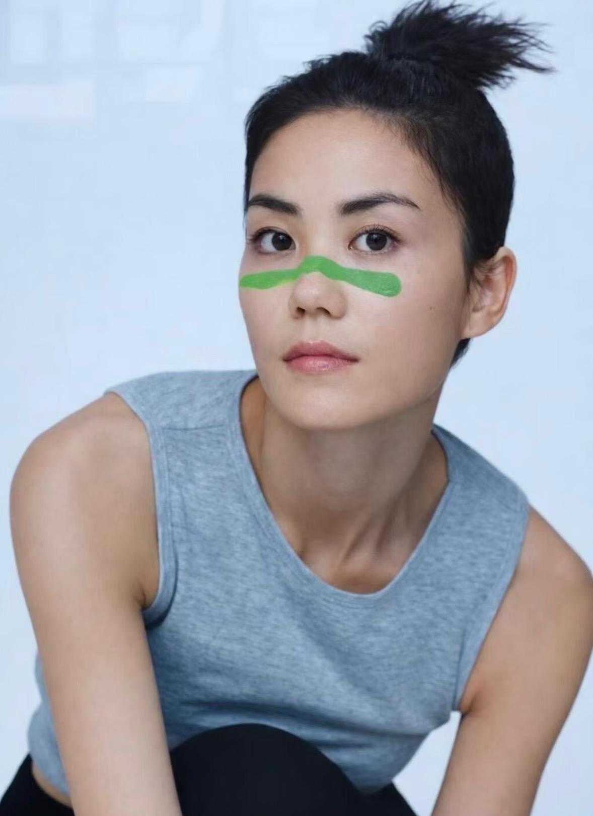 王菲这孩子不能仔细看，
越仔细看，越会发现，
她虽然歌曲唱得非常好听，但是她就是