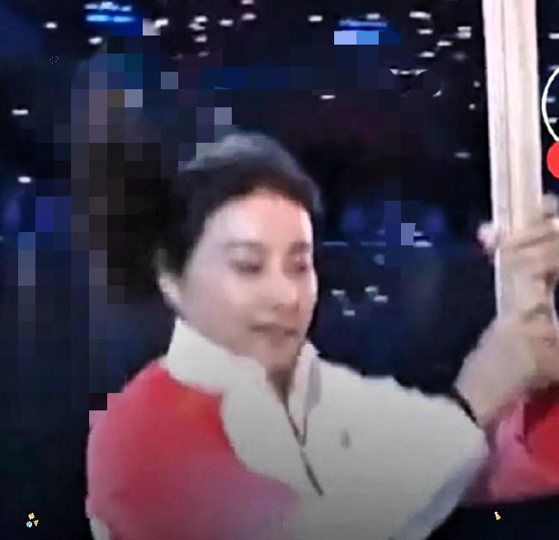 郭晶晶水中传递火炬，
但是大家发现没？

马上要交棒前，
她其实做了个小动作，