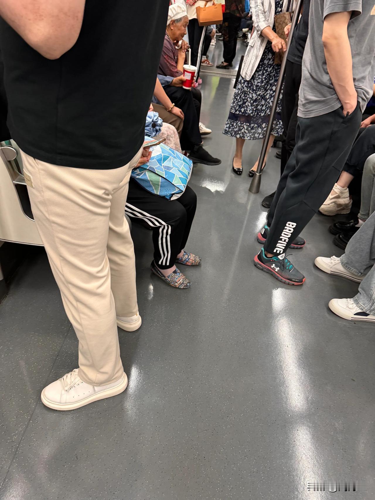 坐标北京，中午12:00的地铁依然满座，没有空座位，乘客有老年人，有中年人，也有