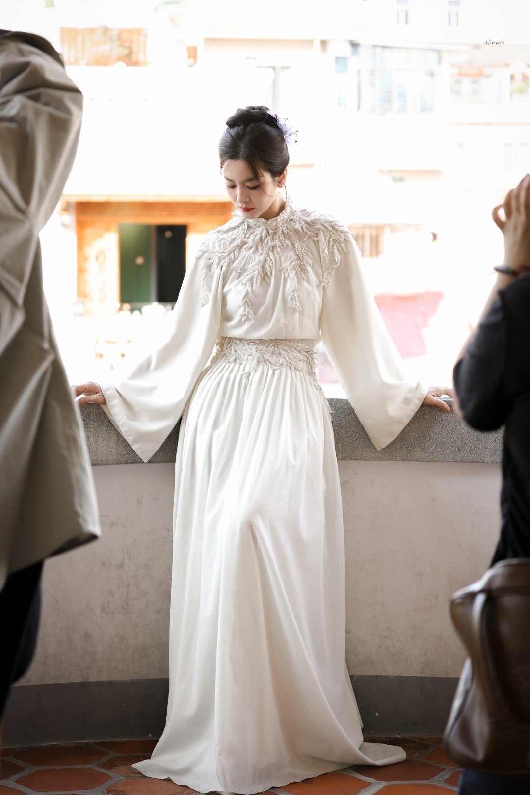 李晟簪的小小花 泉州小巷，白衣簪花，李晟这身造型美得如此不经意却又如此动人。小小