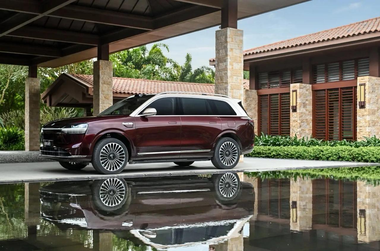 任正非给公司取名为“华为”；
李嘉诚给公司命名为“长江”；
侯为贵称公司为“中兴