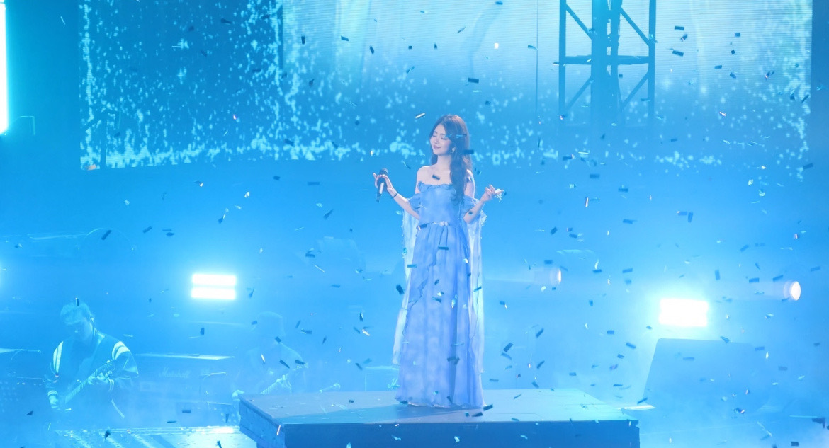 谭松韵谭松韵首次当演唱会嘉宾昨晚《最好的我们》，再加一曲《星夜》。首次演唱会嘉宾