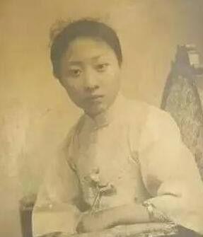 1921年，杜月笙带着30000大洋来找卢小嘉，求他放了黄金荣，但卢小嘉却说道：