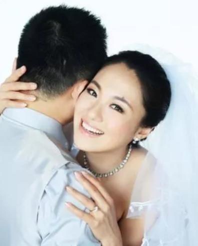 2010年，沈傲君怀孕6个多月时，外交官老公出差了，一天晚上有人敲门，她开门，是