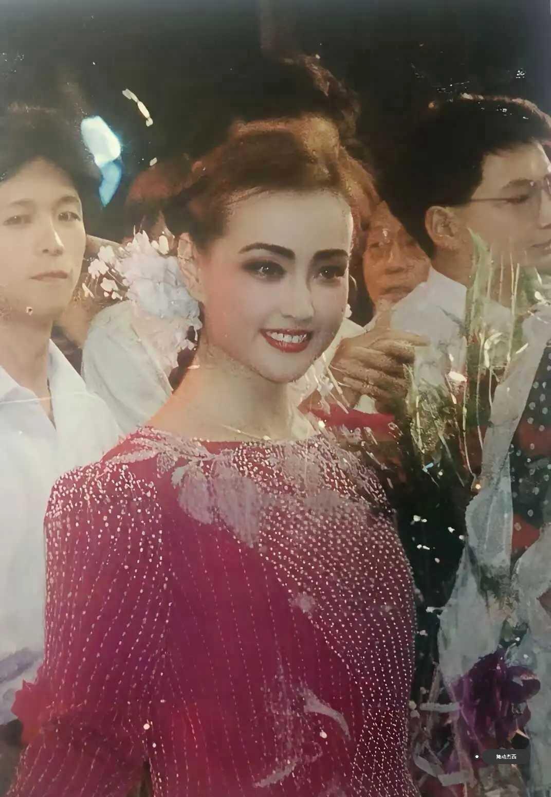 这是谁啊？像个洋娃娃 年纪轻轻就美的风华绝代啊