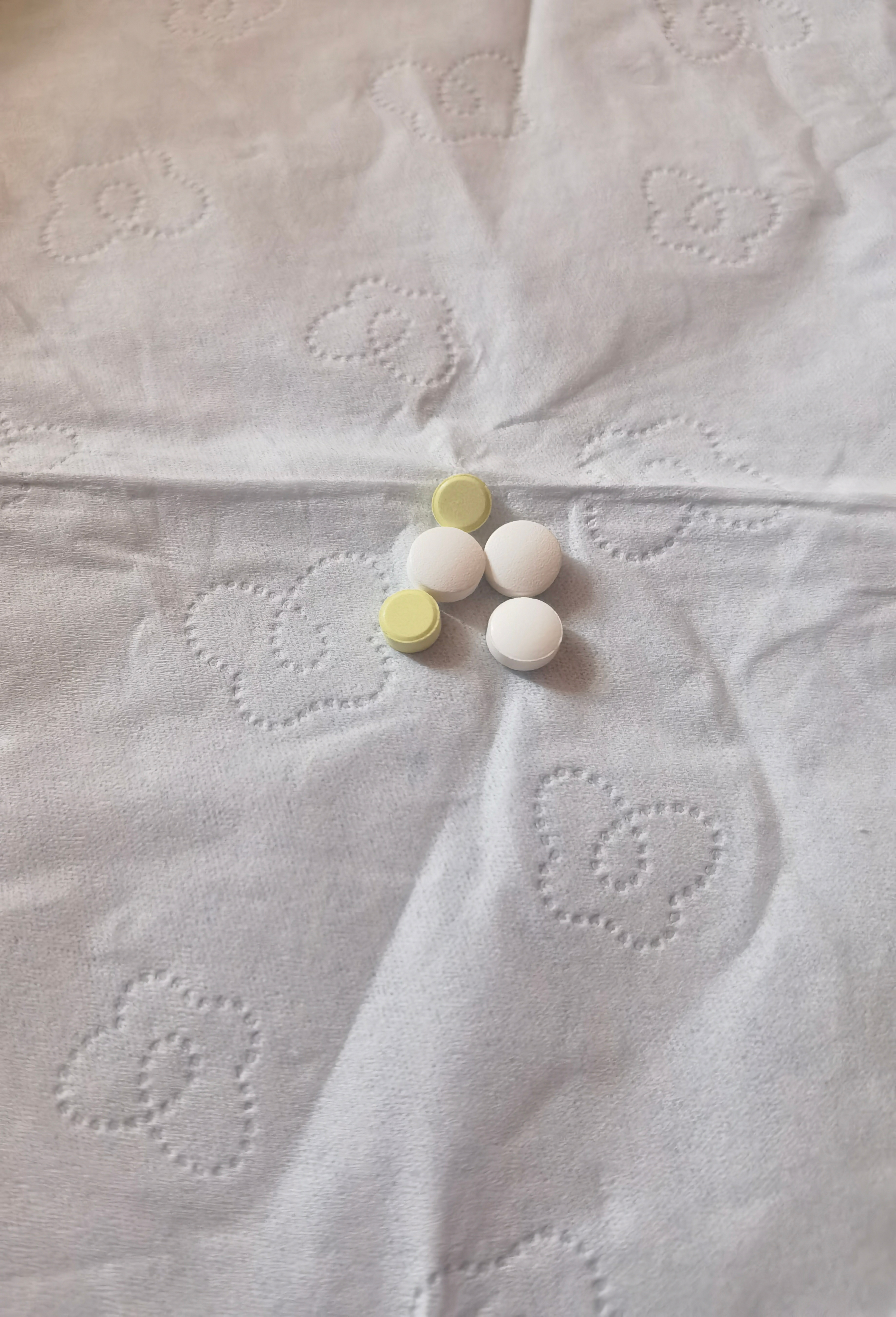 看到这💊，想到那奇特的味道就有点想吐今天才是第四天，一个月啊，什么时候是尽头…