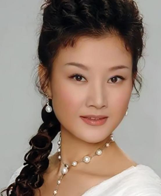 1995年，宋祖英亲手将年仅18岁的同乡漂亮保姆送进牢狱，对方最终获刑整整十二年