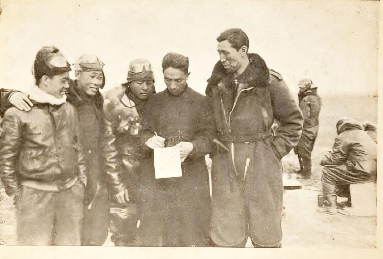 1938年武汉机场，空军四大队的飞行员聚集在停机坪上。