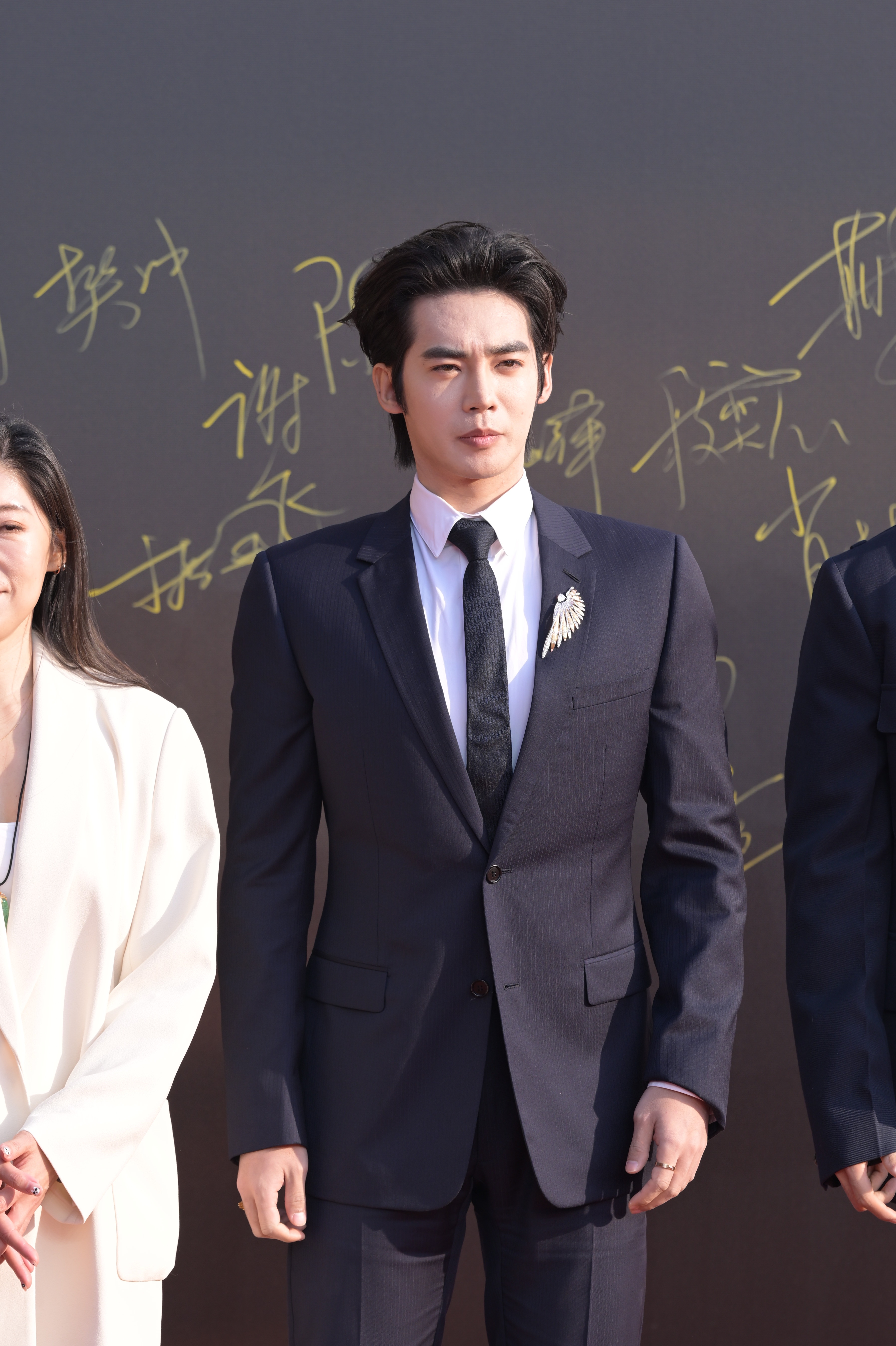 于适身姿好挺拔于适 西装精英 CMG红毯生图释出，挺拔身姿搭配利落西装，线条利落