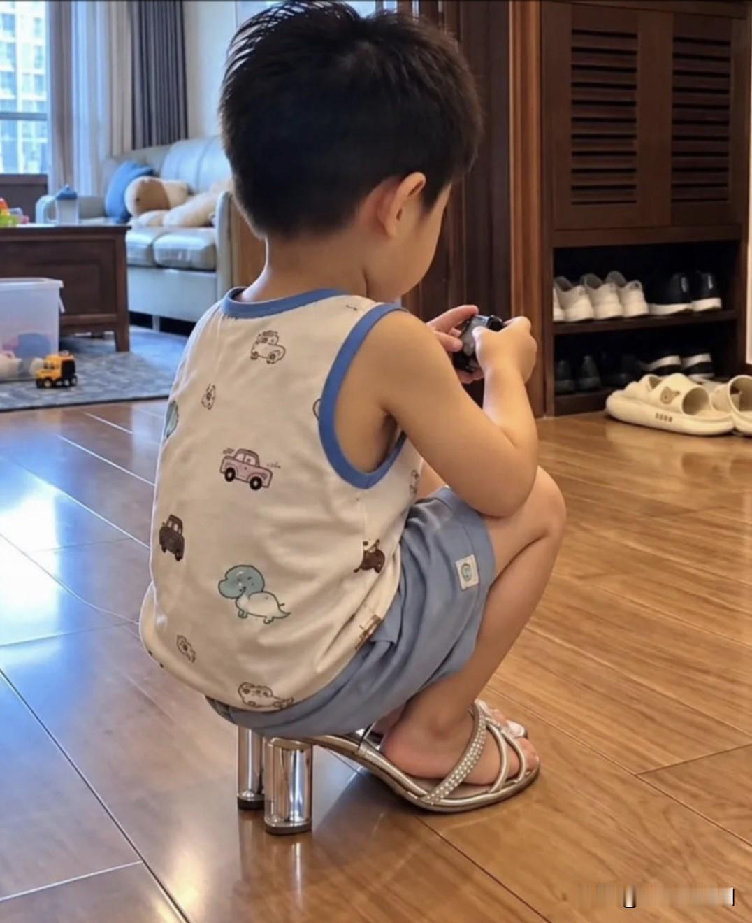没想到吧！
高跟鞋还能这样用！
孩子们的智慧是无穷的！