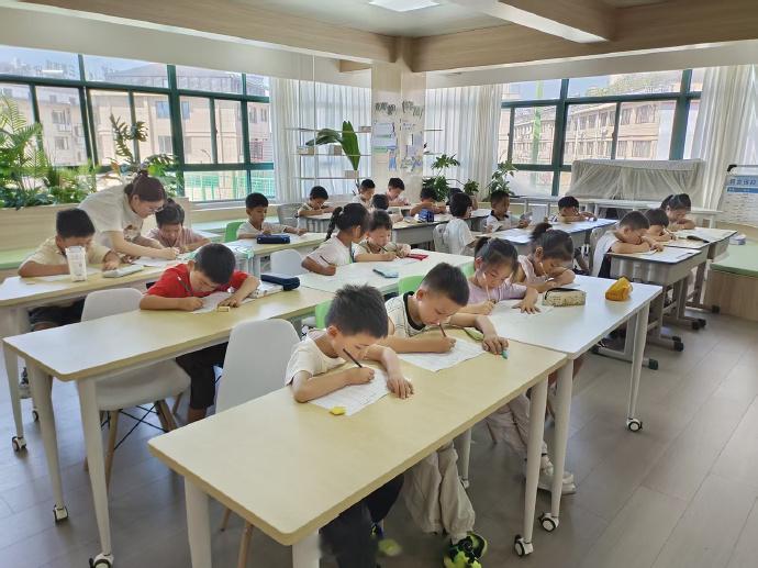 暑期家长带娃难台州社区出手来帮忙 近日，台州天台始丰街道溪林社区正式开启“春泥”