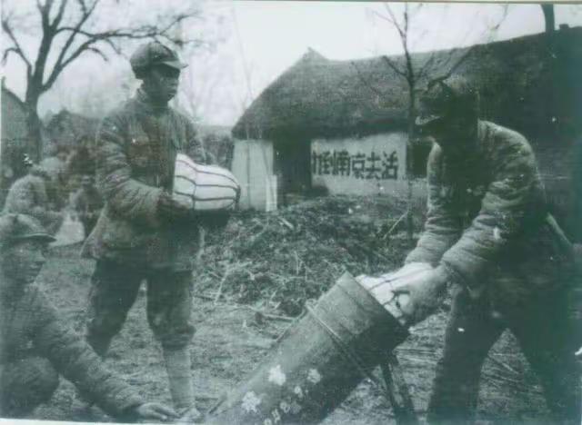 淮海战役第二阶段最关键的战役“双堆集战役”中，面对蒋介石王牌黄维兵团的“硬核桃战