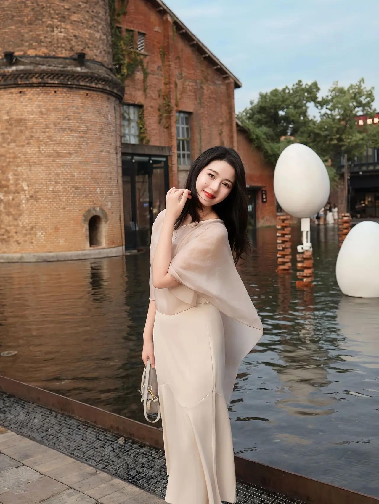 优雅漫步在历史悠久的河畔，感受时光的静谧与美好。女生怎么拍出自然而且漂亮的照片 