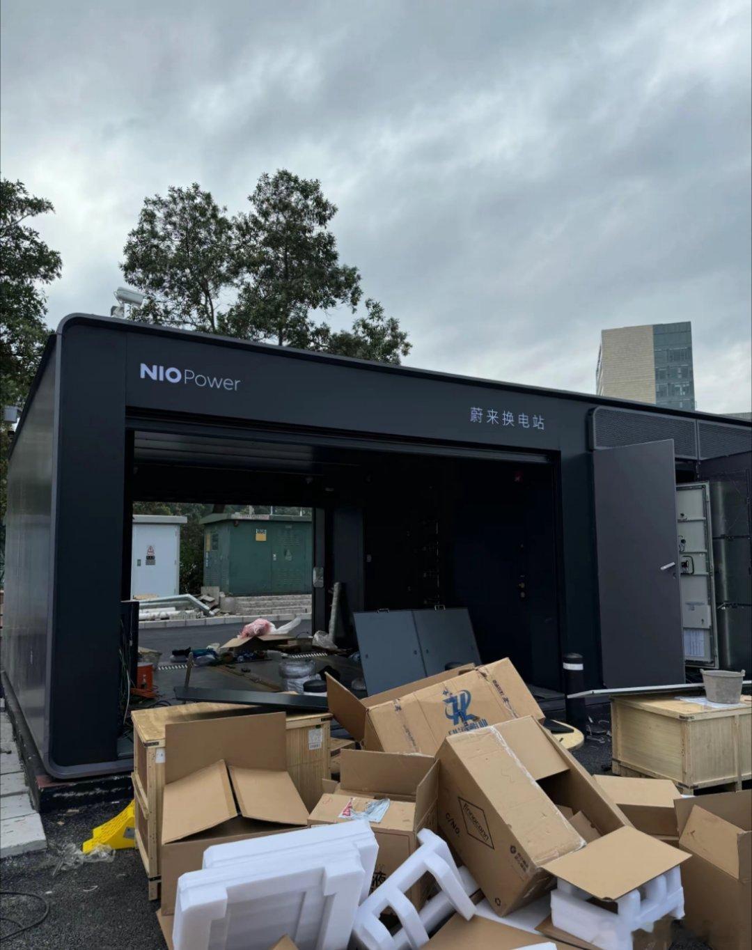 香港中文大学深圳校区一座在建设中的蔚来换电站，抛开建设成本不谈，这样的换电站一年