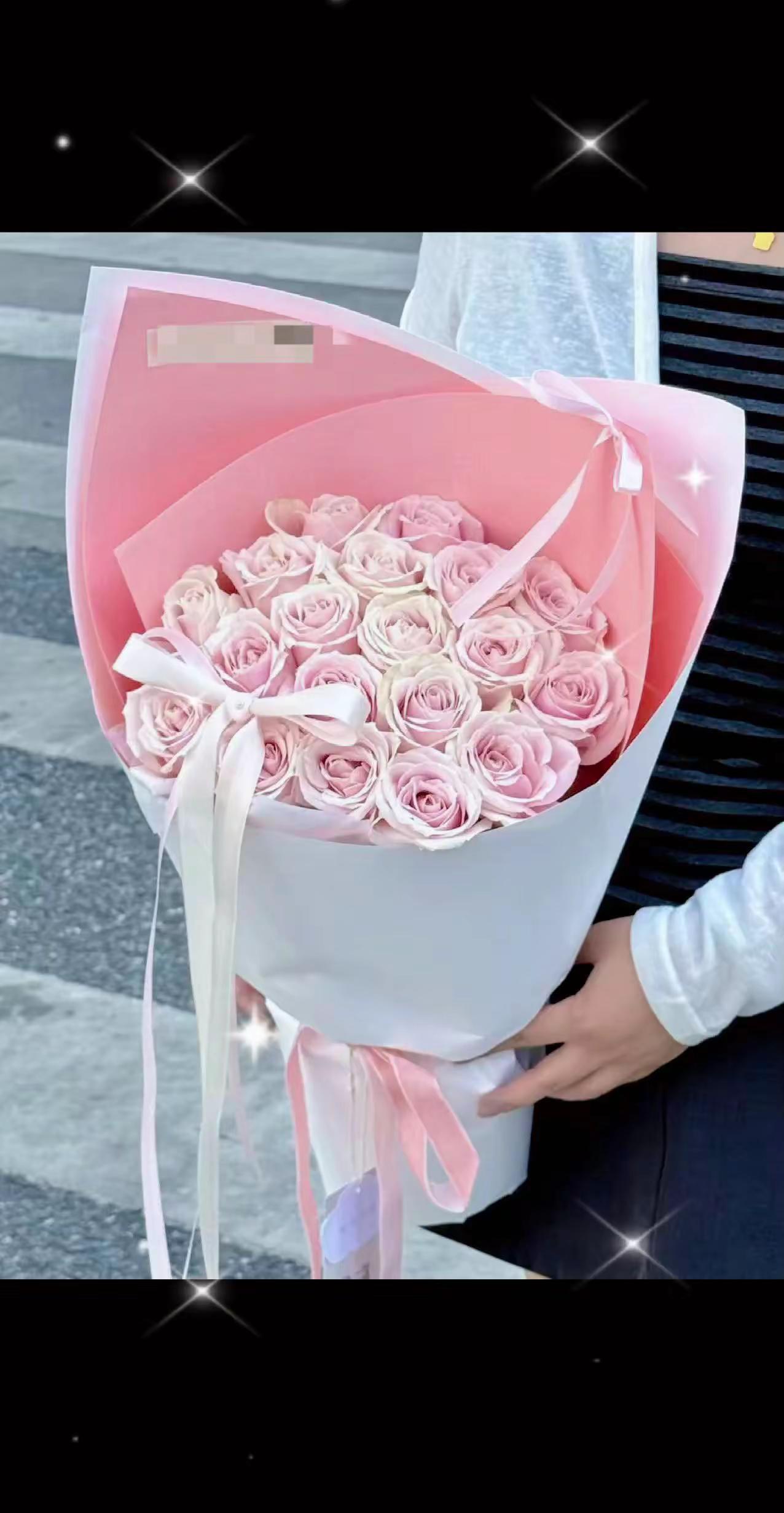 生活碎片记录 治愈系小美好 生活里的小确幸 偏爱都藏在这束粉玫瑰里 浪漫不一定非