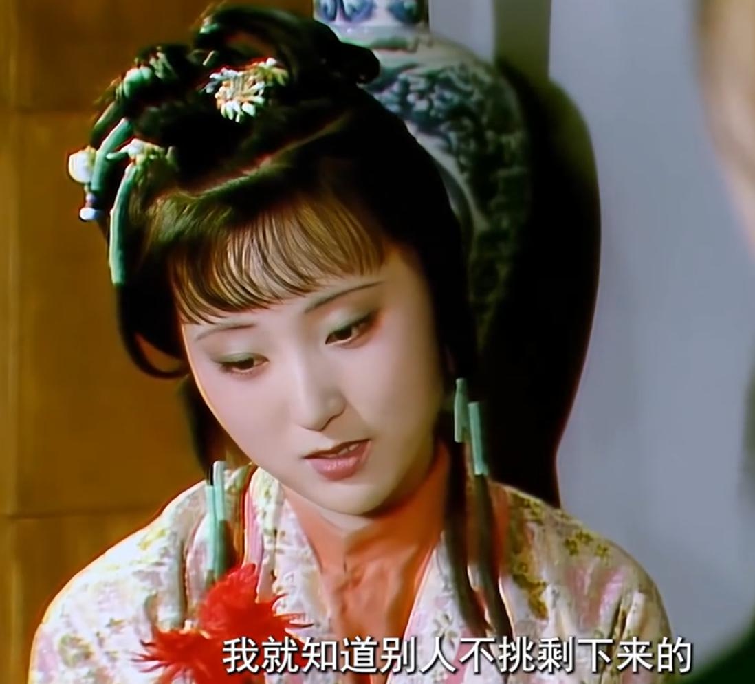 周瑞家的给黛玉送宫花，黛玉知道大家都有之后，就把宫花扔回去，冷笑着说了一句：“我