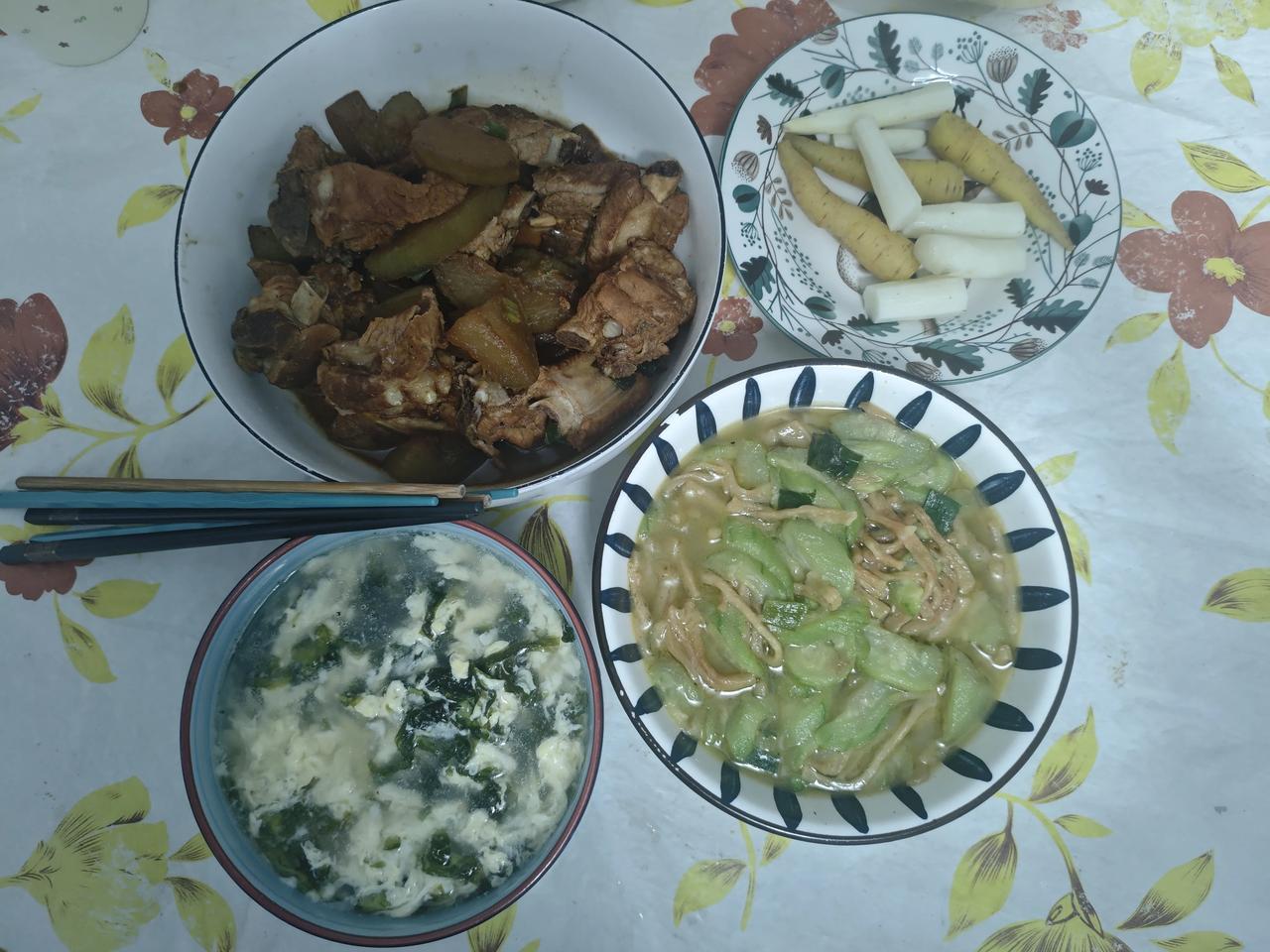 这顿中餐相当健康啊！冬瓜排骨可是经典搭配，排骨富含蛋白质，冬瓜水分足，二者一起炖
