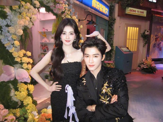 白鹿王星越摸头4.0白鹿王星越摸头照再加一白鹿王星越摸头4.0，王星越就这个一步