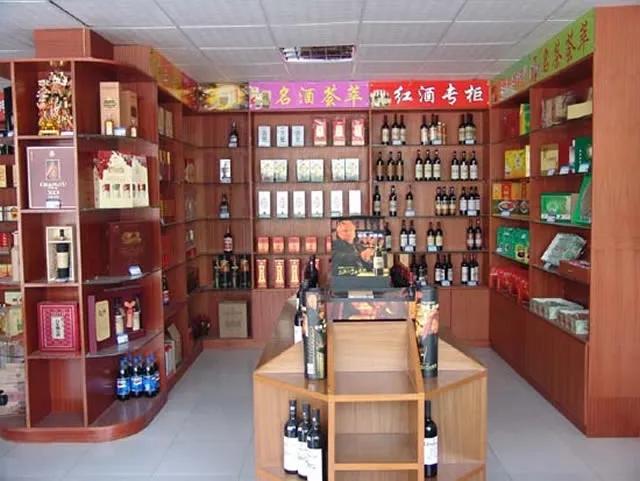 副总退休后，在单位旁开了个烟酒行，全凭公司上下照顾，这几年年收从没低于60万。公