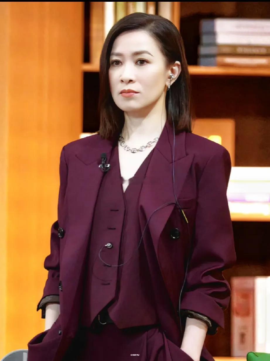 佘诗曼这身全酒红西装三件套气场全开，搭配银链点缀提亮，把成熟女性的干练霸气与贵气