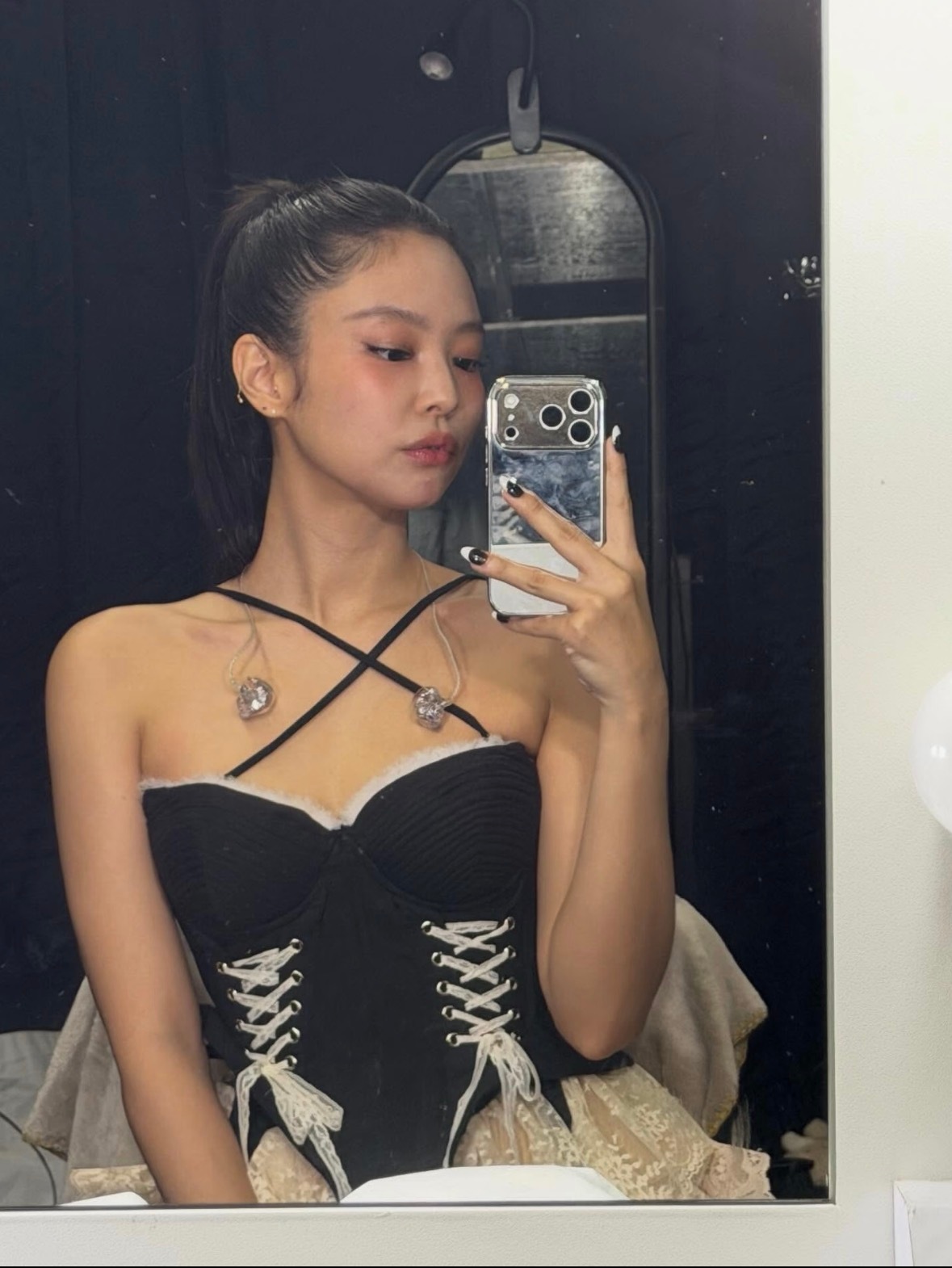 刷到一个好看的小姐姐，在用最新款iPhone对镜自拍 