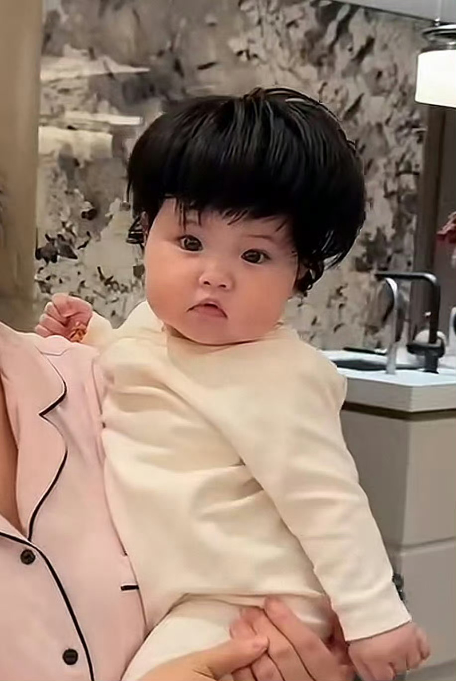 宋浩然好惨啊……自己亲生女儿被质疑不是自己的，还要专门去做亲子鉴定自证[允悲][