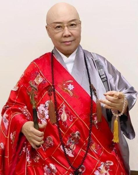 费玉清的姐姐费贞绫，早年是红极一时的艺人，两个弟弟都是她一手带出道的。
当年她采