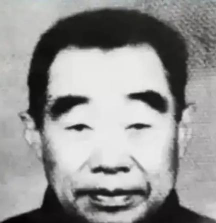 1949年，西宁解放后，一个放牛奴瘸着腿，冲进了解放军驻地，对哨兵说：“我是失踪