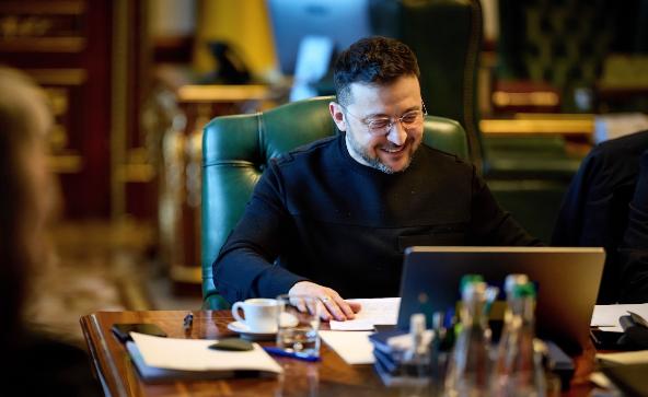 求援助，美国顶不住了？泽连斯基公开表示，乌克兰已经收到美国的请求，希望协助应对中