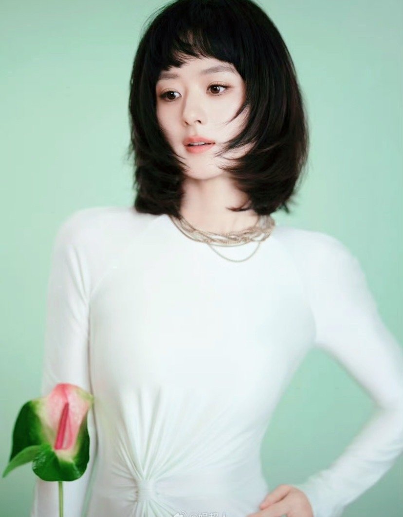 谁懂啊！赵丽颖这头短发直接把我美晕了🥹齐刘海波波头配奶白针织裙，清透感拉满，甜